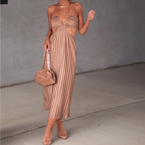 VICI GREEN Hollywood Dreams Pleated Tie Back Midi Dress - Picture 4 of 7